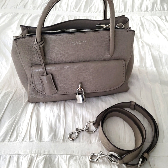 Marc Jacobs "Lock That Medium Leather Tote" handbag - Picture 1 of 8